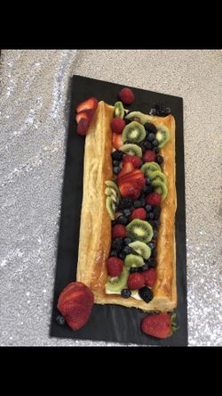 pan hojaldre con queso crema y frutas