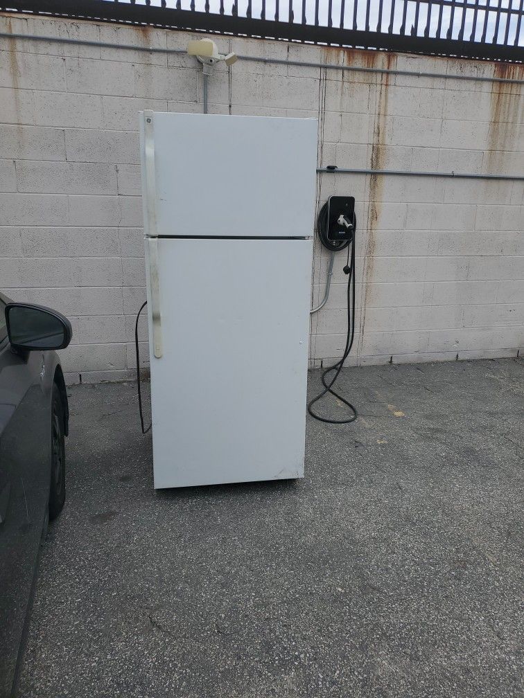 GE Refrigerator Apartment Size . Firm Price