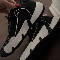 Size 7 Men’s Adidas Shoes 