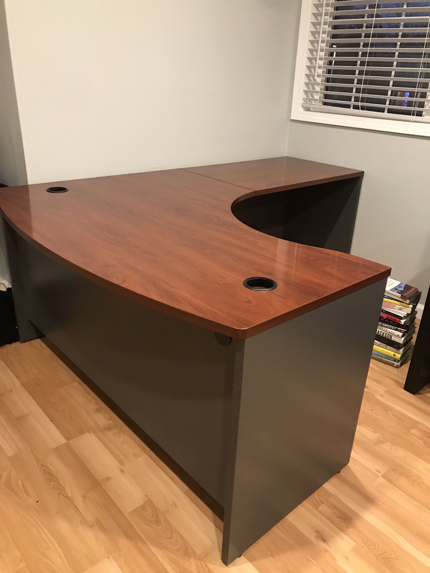 Desk - L-shaped In good condition