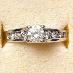 Beautiful 14kt White Gold Diamond Ring 