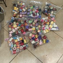 8  bolsas de Hilos Para Coder en Máquina Cada bolsa tiene 30 Piesas differente Colored