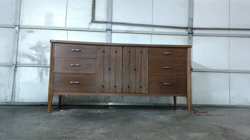MCM 9 DRAWER DRESSER