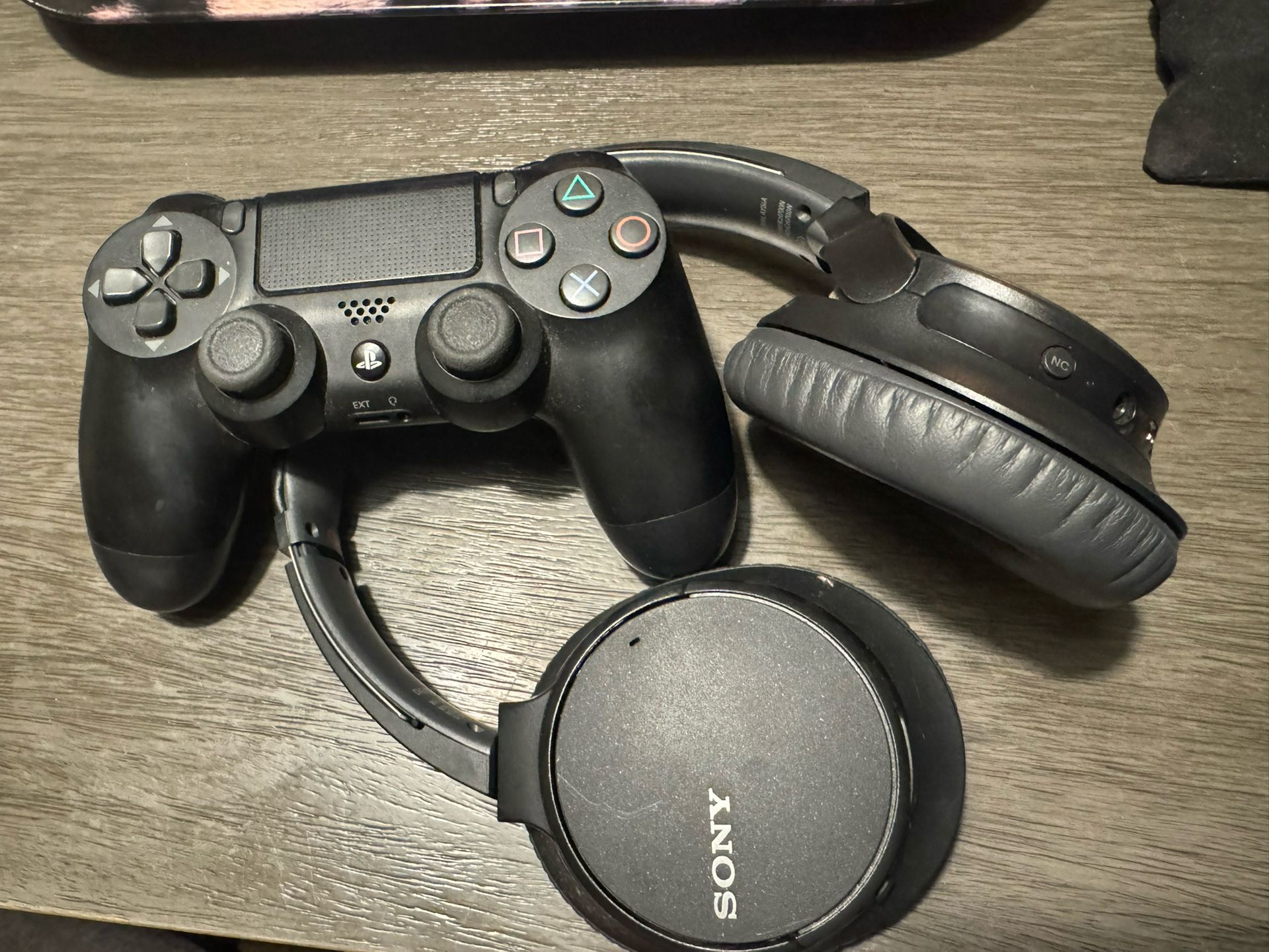 Sony DualShock PlayStation 4 Wireless Gaming Controller Black Plus Wireless Headset