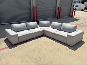 FREE DELIVERY Rooms To Go 5-Piece Modular Sectional (Laney Park)