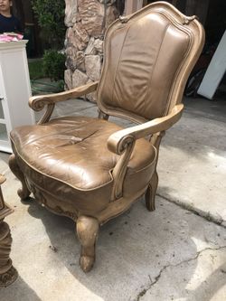Royalty chair