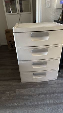 Plastic dresser w/4 spacious drawers
