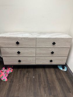 Light grey with faux marble top 6 drawers in perfect condition pick up in Pomona firm price $90