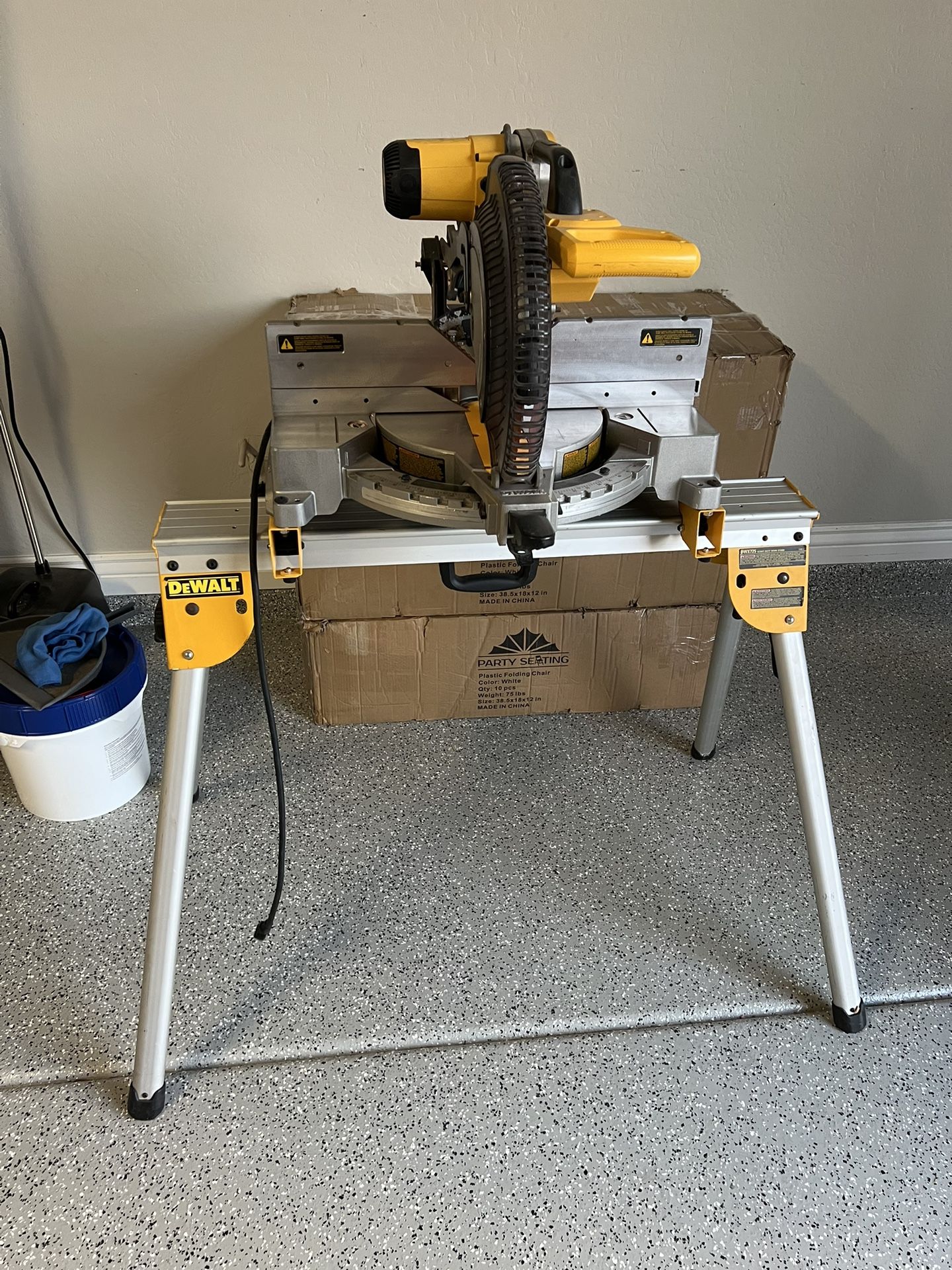 Dewalt 12 In Miter Saw And Heavy Duty Work Stand