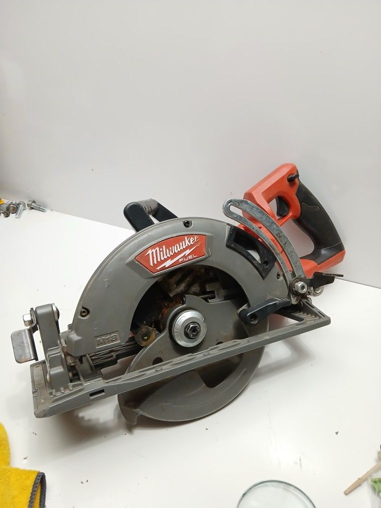 Milwaukee M18 FUEL 7-1/4" Rear Handle Circular Saw
