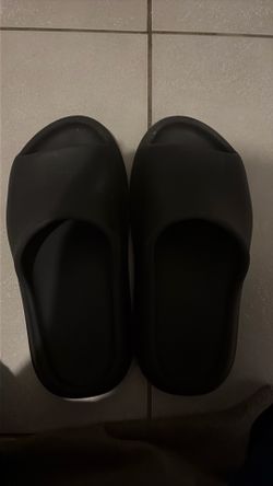 Yeezy slides black size 9 us