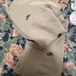Nike Tech Set