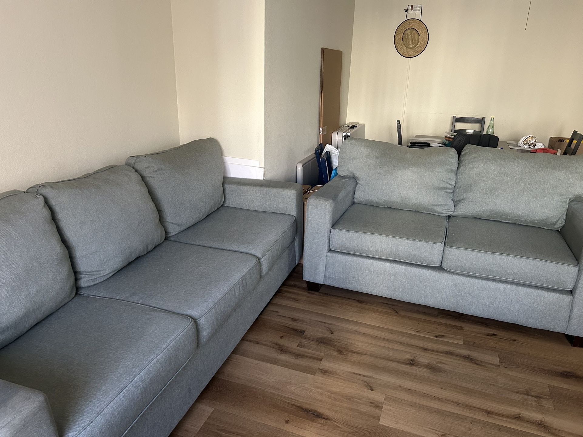 Free Set Of Sofas/ Gratis sofas