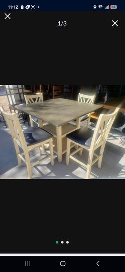 High Table And 4 bar Stools Exelent Condition
