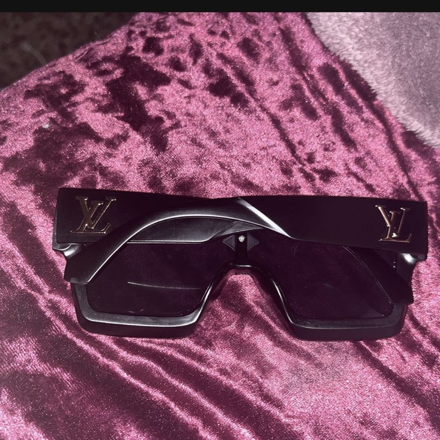 Nice Authentic Louis Vuitton LV Drive Z0926E Damier/Gold Framed Sunglasses  for Sale in Aurora, CO - OfferUp