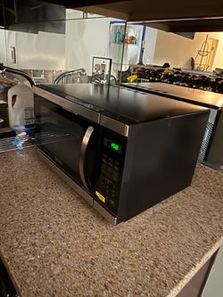 🚚 MOVING SALE – Microwave