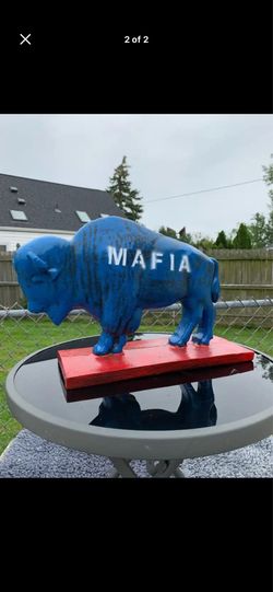 Bill’s mafia Buffalo statue