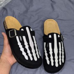 New Skeleton Slides Size 8 Men’s 