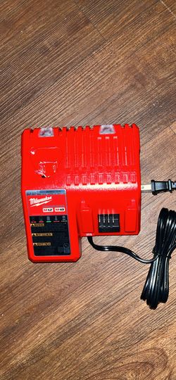 Cargador Milwaukee $30 