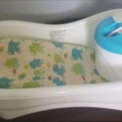 Newborn to toddler motorized baby bathtub
