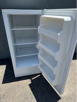 Freezer Household tall upright 9 cubics (delivery available)