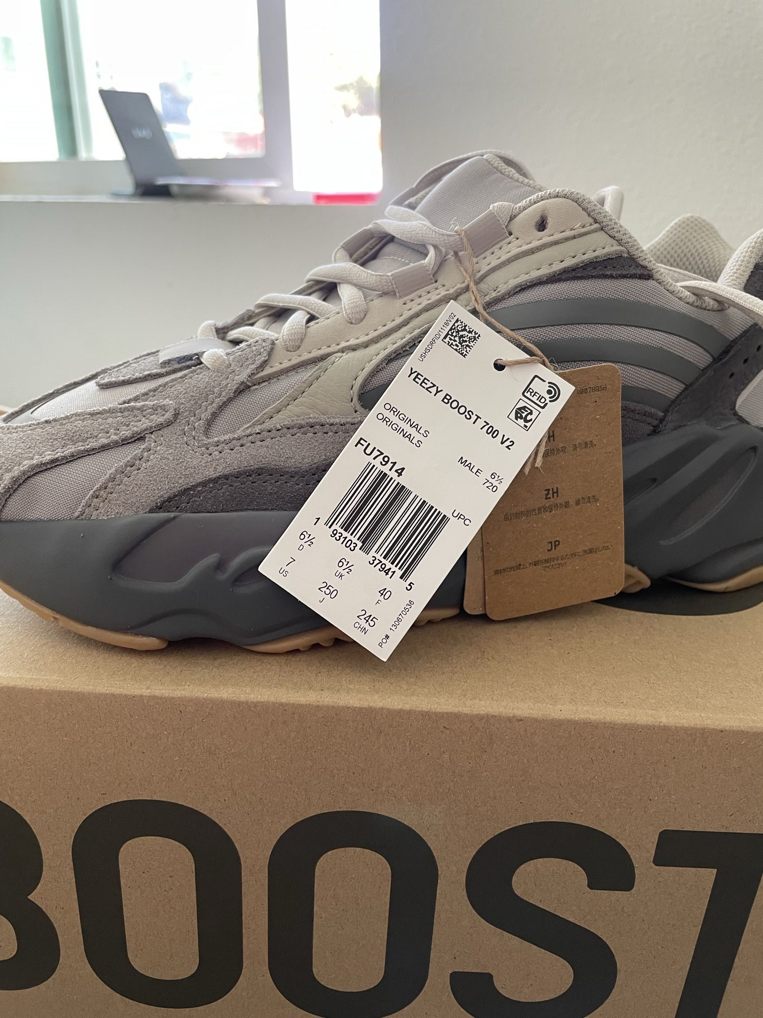 Yeezy 700 size 7 ADDIAS YEEZY 700 mauve size 7 men used · Whatnot: Shop, Sell  main image 4