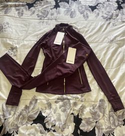 Lululemon define set in burgundy colorway size 4