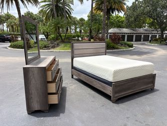 Beautiful Bedroom Set Queen Size Solid Wood Gray Color In Excellent Condition by Malaysia Furniture