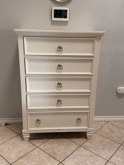 White dresser🔺H 50” W 35” D 18”🔺