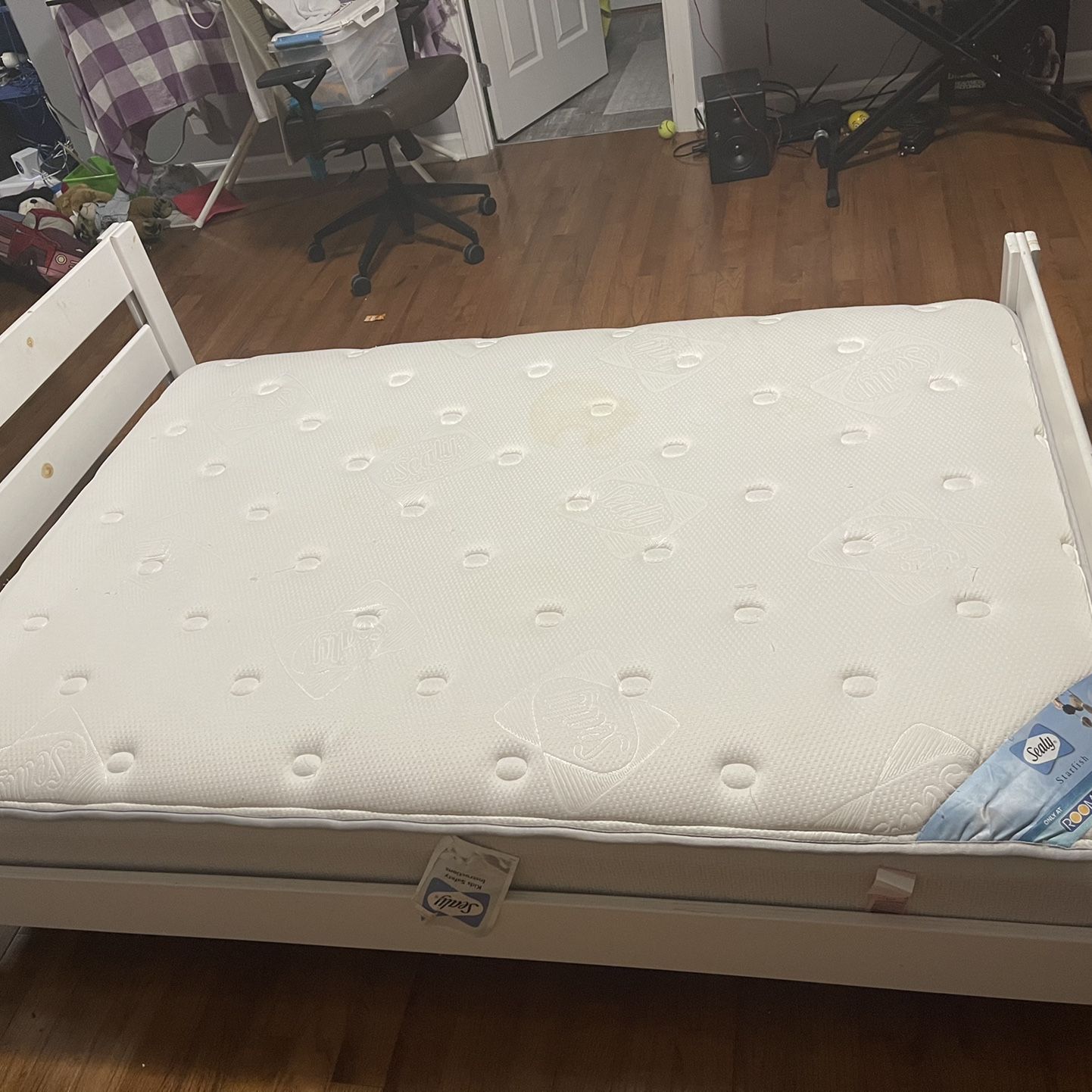 Full Size Bed With Mattress And Bungie Board