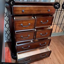 Chest of drawers Solid Would Used Not New / Comoda de madera solida to functional Es Usada No Nueva