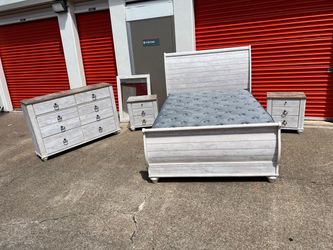 Ashley Queen bed set  in Excellent condition