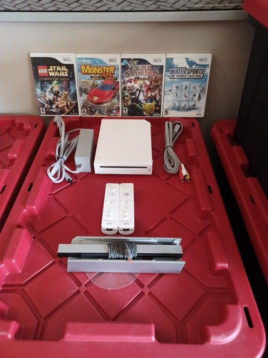 NINTENDO Wii GAMING SYSTEM BACKWARD COMPATIBLE PLAYS BOTH NINTENDO Wii AND GAMECUBE GAMES / NICE SHAPE