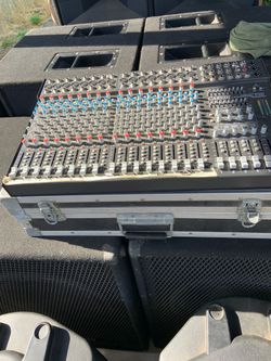 Equipo de sonido para grupos musicales que practican su musica