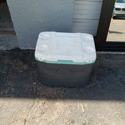 28 Qt Igloo Rolling Cooler With  Made In The USA