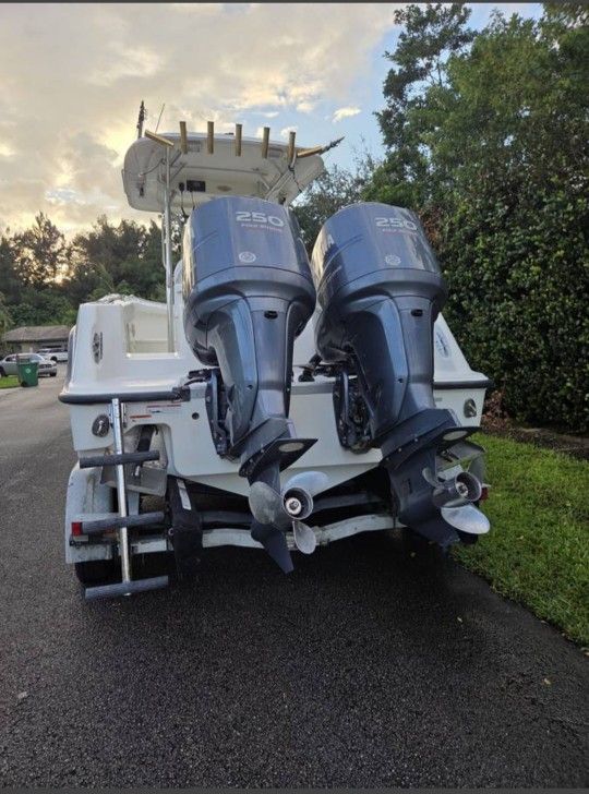 2008 Hydrasport 27 feet 250s strokes