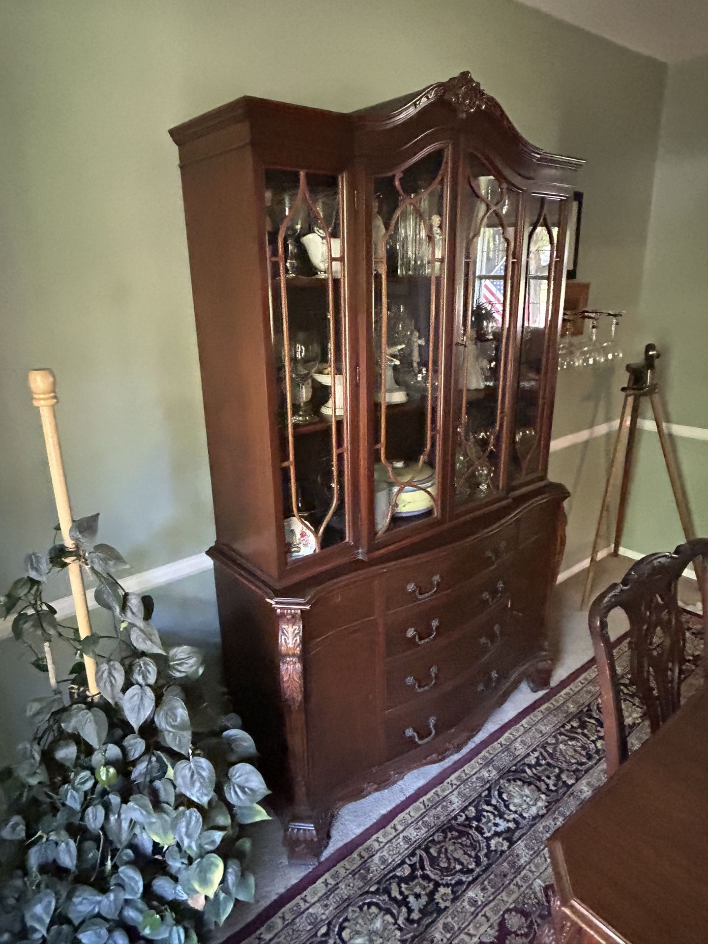 Beautiful wood China Cabinet/Hutch