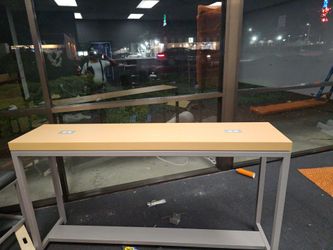 Social table with two outlets with usb 