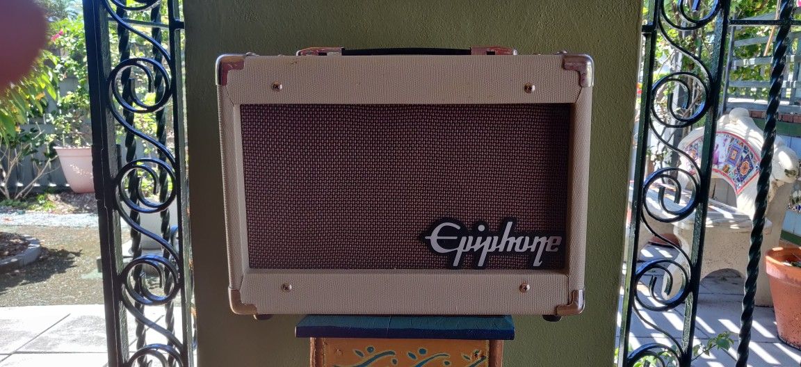 Epiphone 15C Electric Guitar Amplifier With Chorus Effect Incorporated