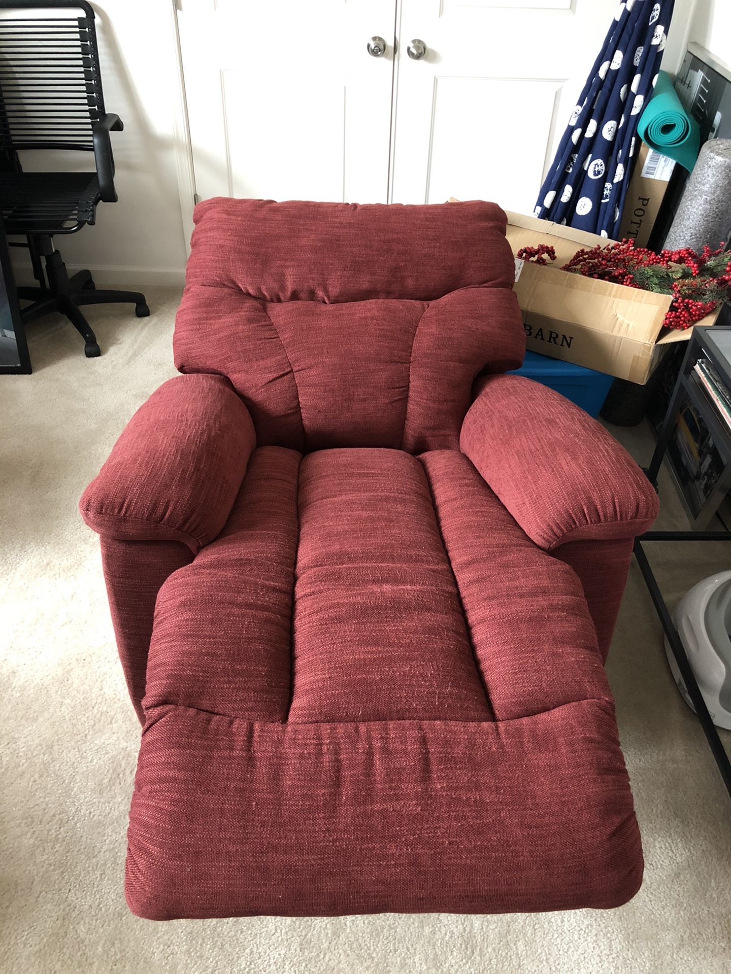 Lazy boy recliner (brand new)