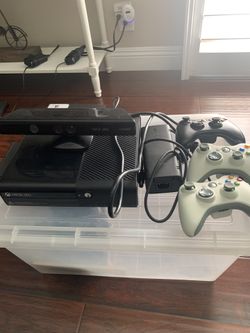 Xbox 360 Console with Kinect/3 Remote Control