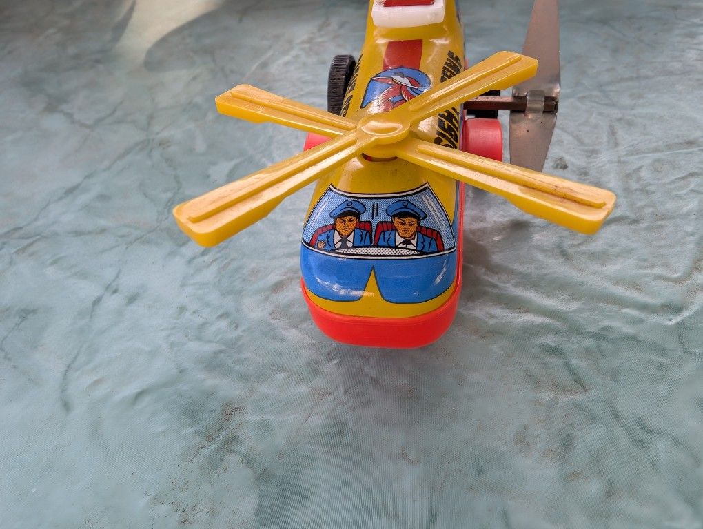 Rare Vintage Wind Up Tin Toy Used Emergency Helicopter made in Korea
Double Rotor Blade
Wind Up controlled with Key included Works Great
Both Blades