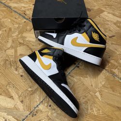 Nike Air Jordan Retro 1 Mid GS White Pollen Black 554725-177 Size 5Y WMNS 6.5