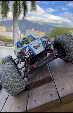 Brand new N Sealed  Extremely Big LAEGENDARY 1:10 Scale 4x4 Off-Road BEST MONSTER TRUCK IN TOWN!!!!!