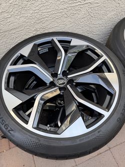 Audi 23” Q8 RS OEM wheels