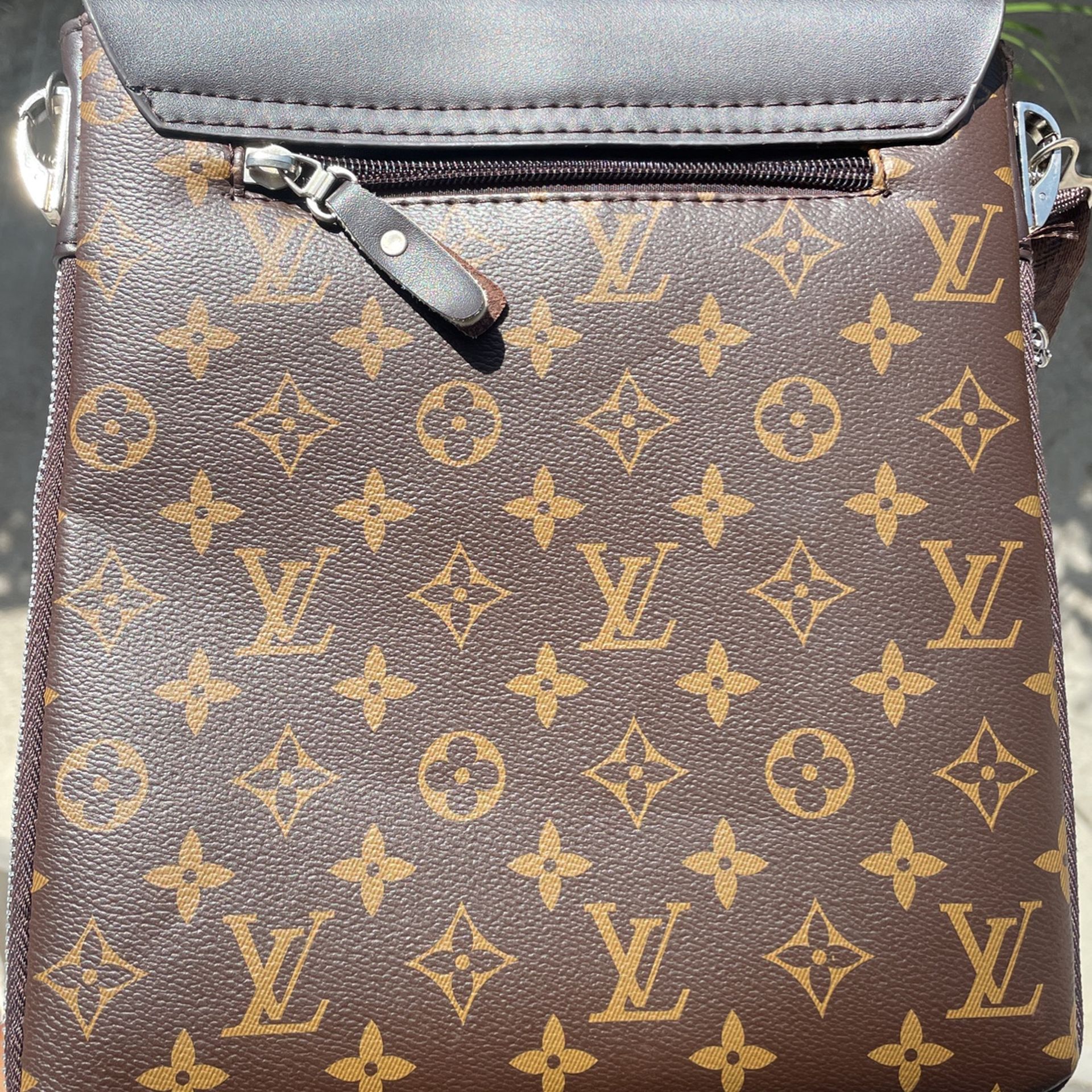 Louis Vuitton monogram canvas s metal lv logo brown reverse shoulder bag  for Sale in Atlanta, GA - OfferUp