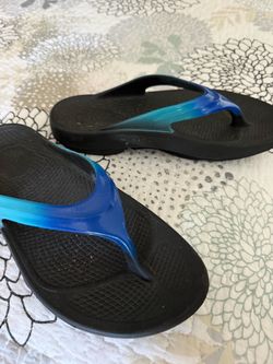 Oofos Flip Flops  women’s size 8