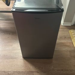Refrigerator (Midea)