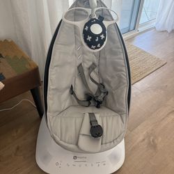 4 Moms Smart Bluetooth baby swing