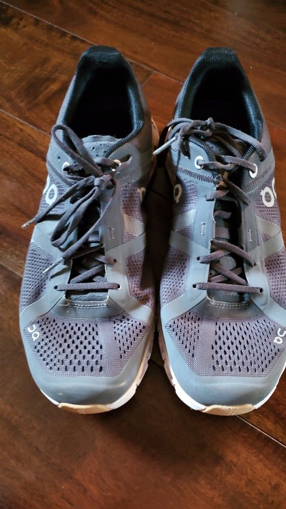 On Cloud Women's Size 8